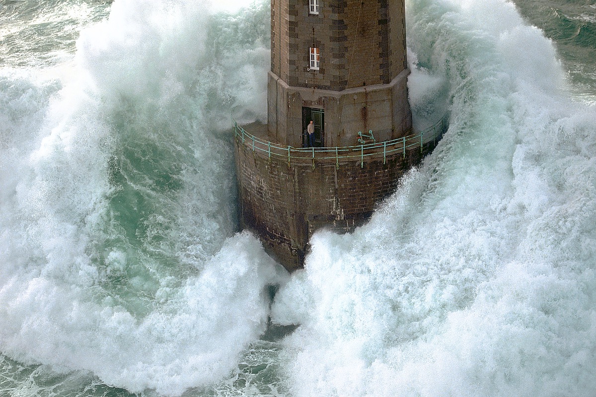 Phares Dans La Tempete - La Jument